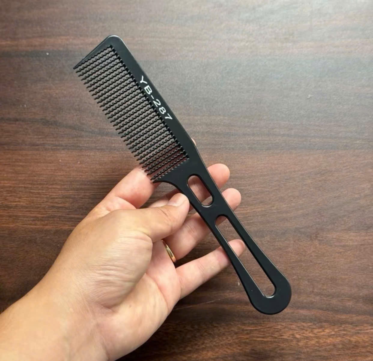 Lược TONY&GUY Carbon chuyên cắt tóc nam
